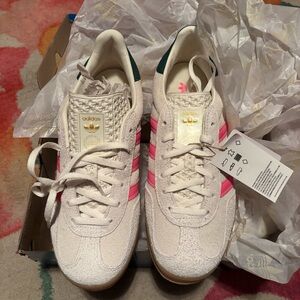 Adidas Women's Cream and Pink Sneakers size 8/9